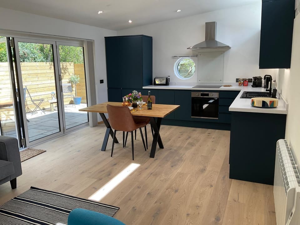 Coffee/tea facilities, Kitchen or kitchenette, Dining area, stove, toaster