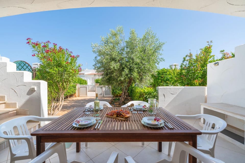 Patio, Garden, View (from property/room), Balcony/Terrace, Living room, Food and drinks, Seating area, Dining area, Food, Garden view
