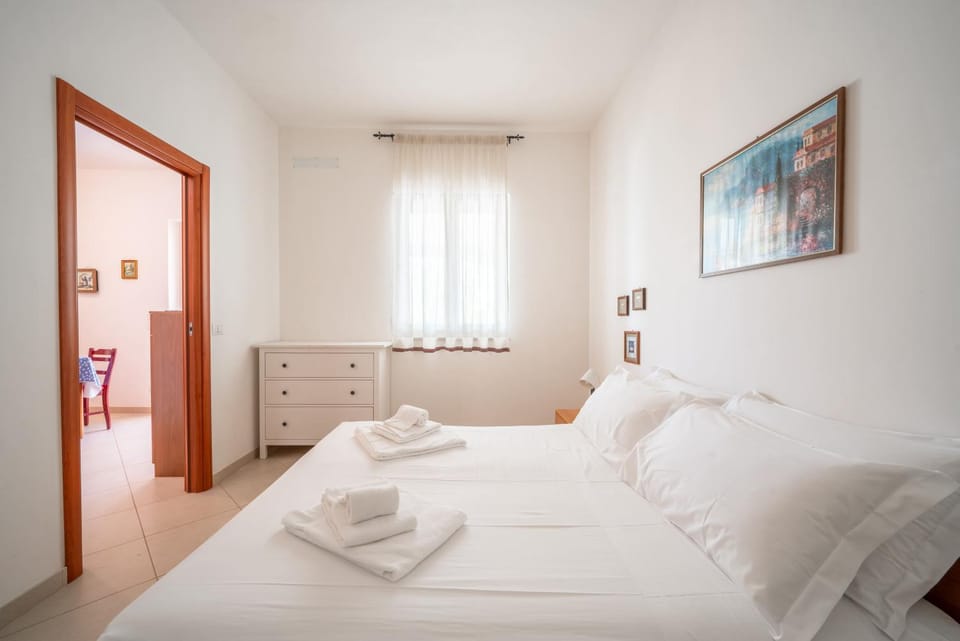 Bed, Photo of the whole room, Bedroom, towels, air conditioner