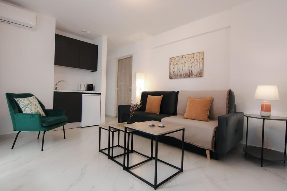 Communal lounge/ TV room, TV and multimedia, Living room, Seating area, Dining area, Evening entertainment, air conditioner