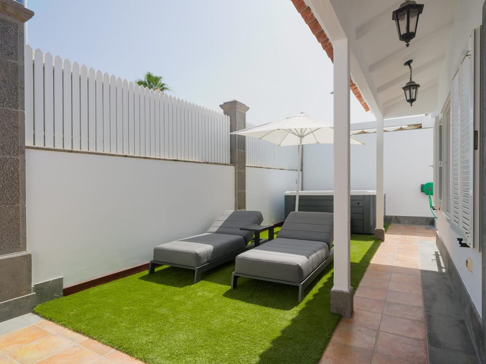 Patio, Day, Garden, Balcony/Terrace, sunbed