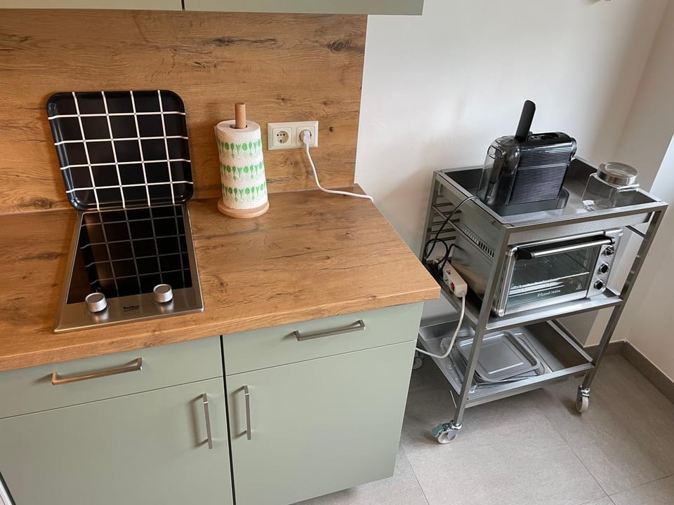 Coffee/tea facilities, Kitchen or kitchenette, stove, toaster