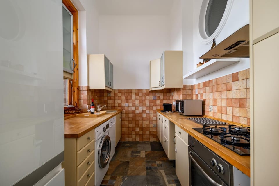 Coffee/tea facilities, Kitchen or kitchenette, dishwasher, stove, washing machine, dryer