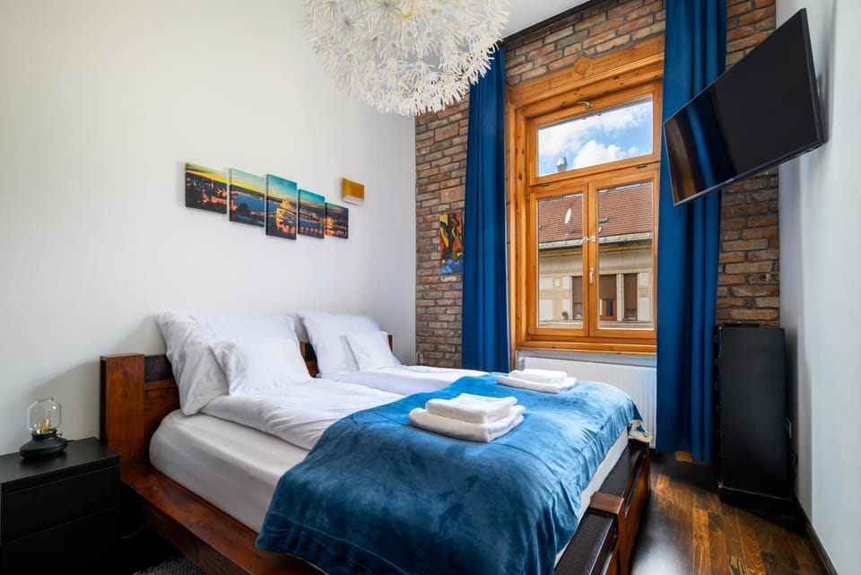 Bed, TV and multimedia, Photo of the whole room, Bedroom, towels