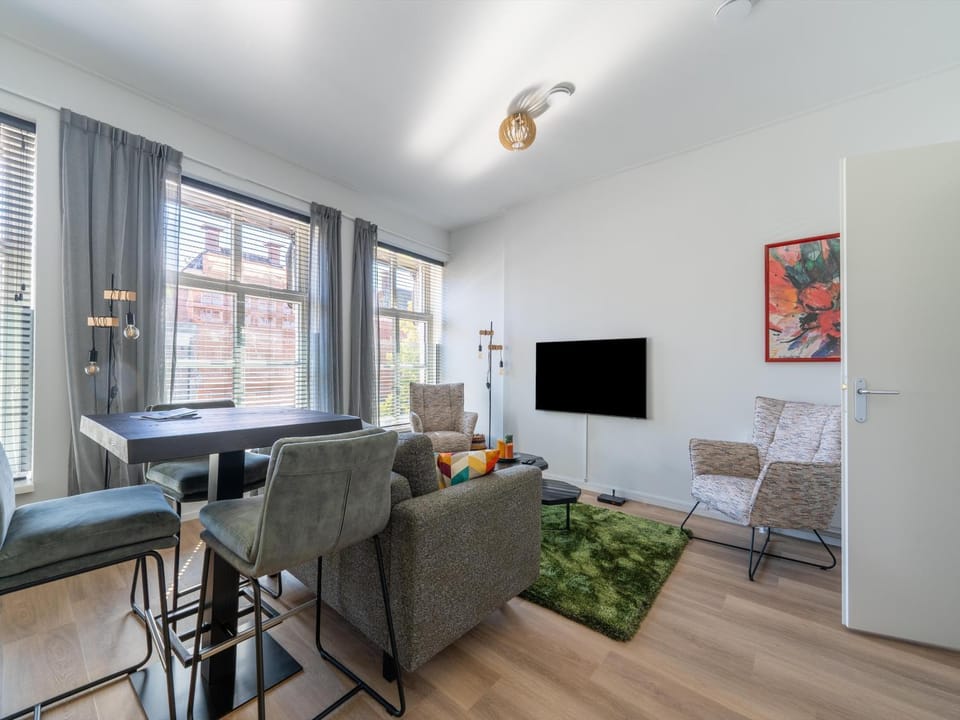 TV and multimedia, Living room, Seating area, Dining area