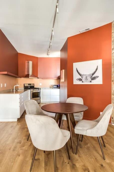 Beautifully Remodeled Second Floor Flat in River North - 2N Apartment in Chicago