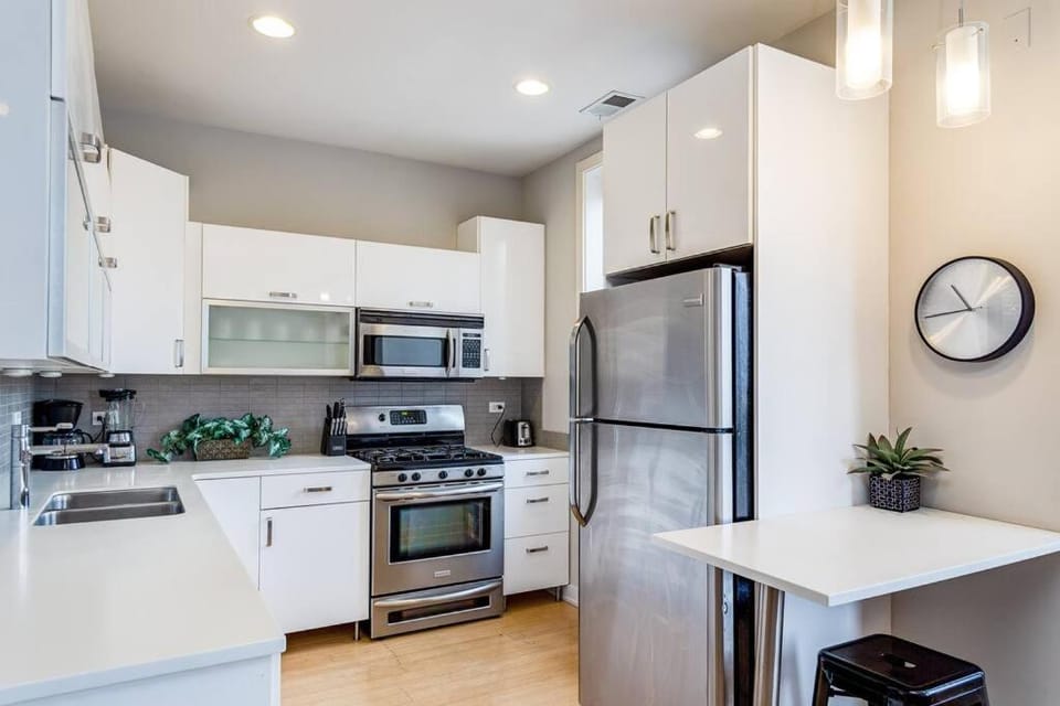 Cozy Beautiful Downtown Unit CHI in Prime River North Location near Mag Mile - 2 Apartment in Chicago
