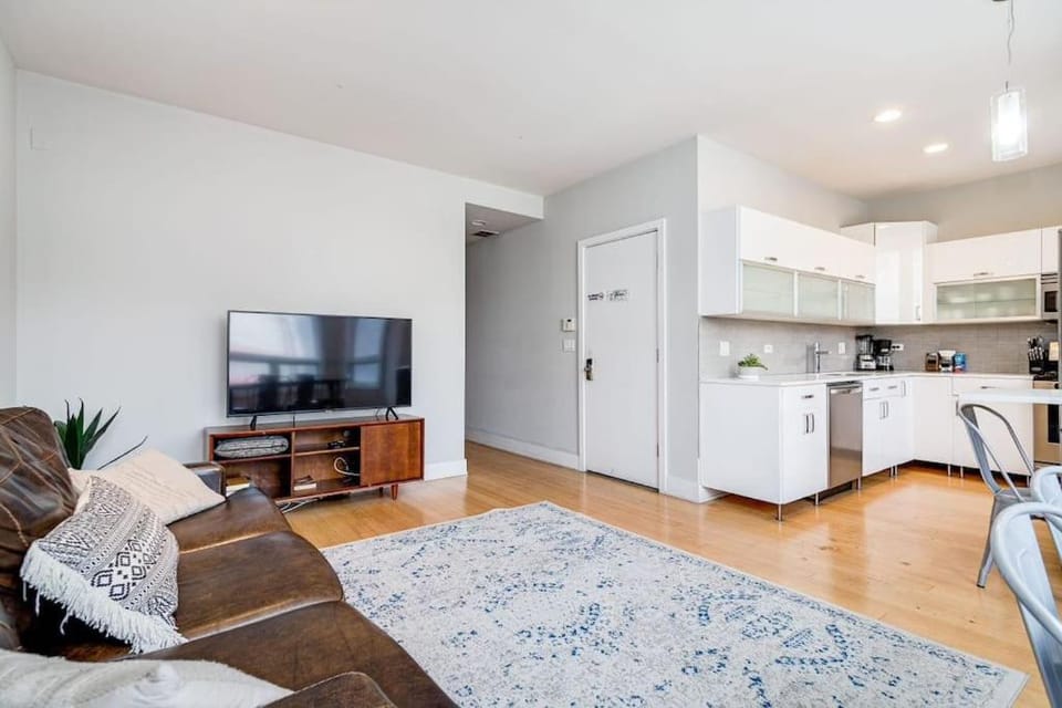 Cozy Beautiful Downtown Unit CHI in Prime River North Location near Mag Mile - 1 Apartment in Chicago