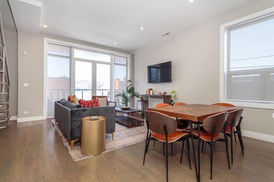 Breathtaking CHI unit in River North with Rooftop Deck - Penthouse A - Sleeps 11 House in Chicago