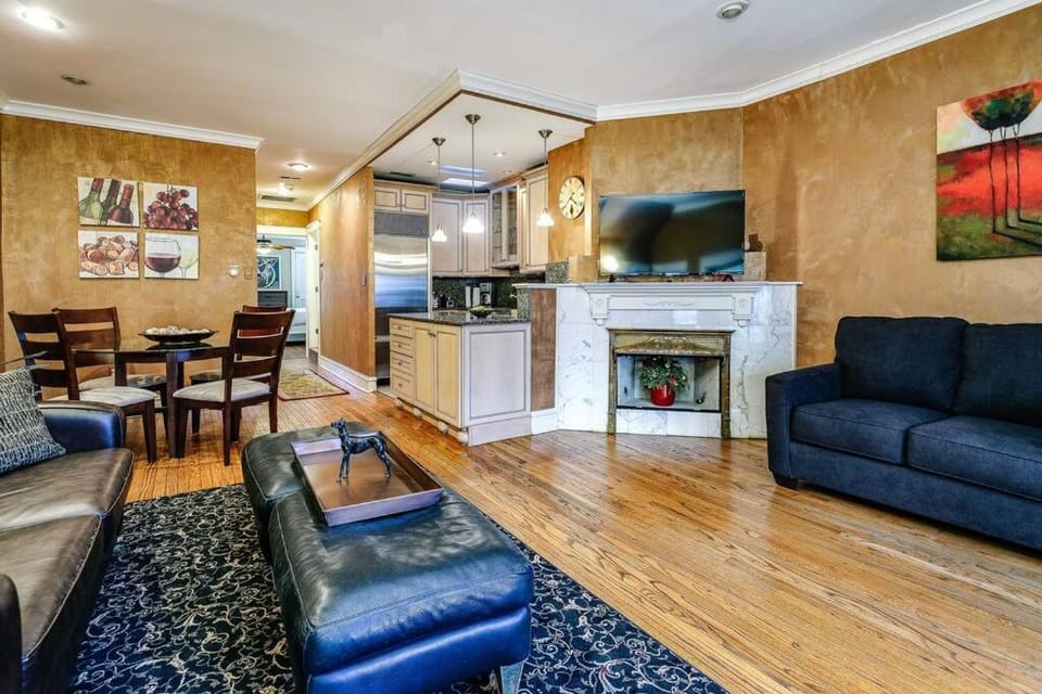 Historic and Unique Brownstone in Gold Coast - Downtown - 3 Apartment in Chicago