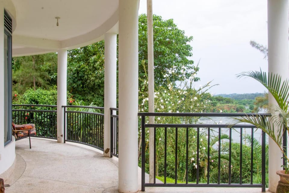 2 Bed Villa - Sleeps 6 - River Views Garden Wifi Apartment in Uganda