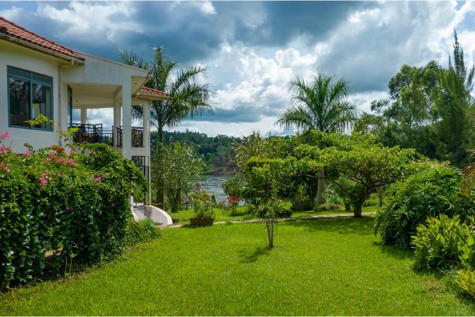 2 Bed Villa - Sleeps 6 - River Views Garden Wifi Apartment in Uganda