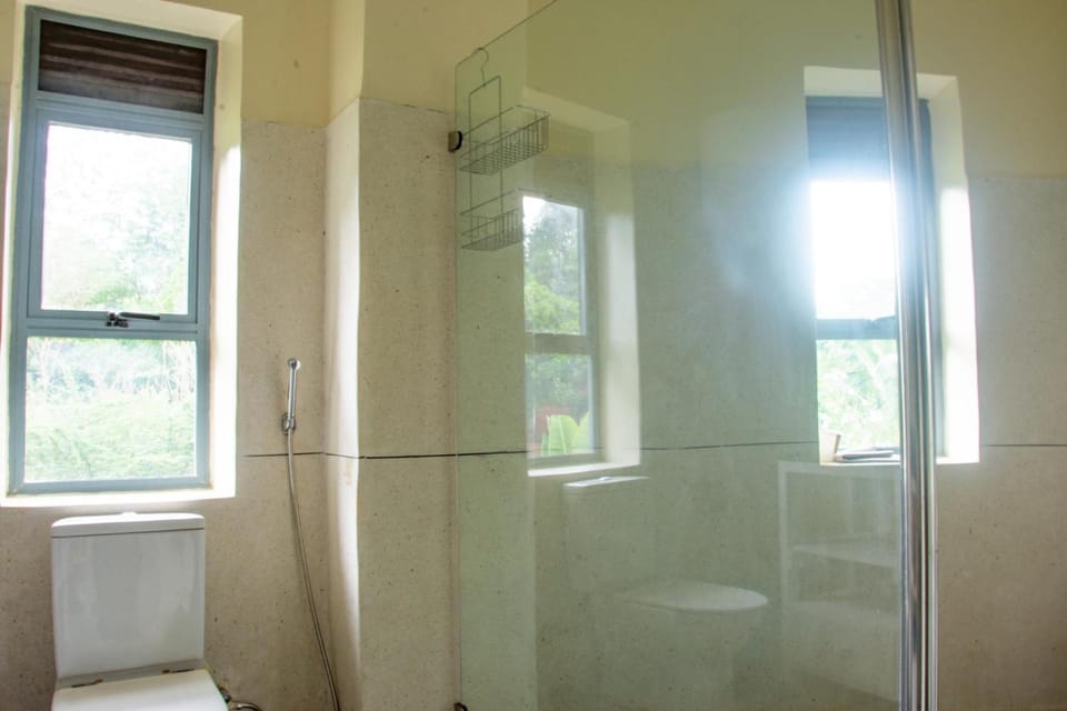 2 Bed Villa - Sleeps 6 - River Views Garden Wifi Apartment in Uganda