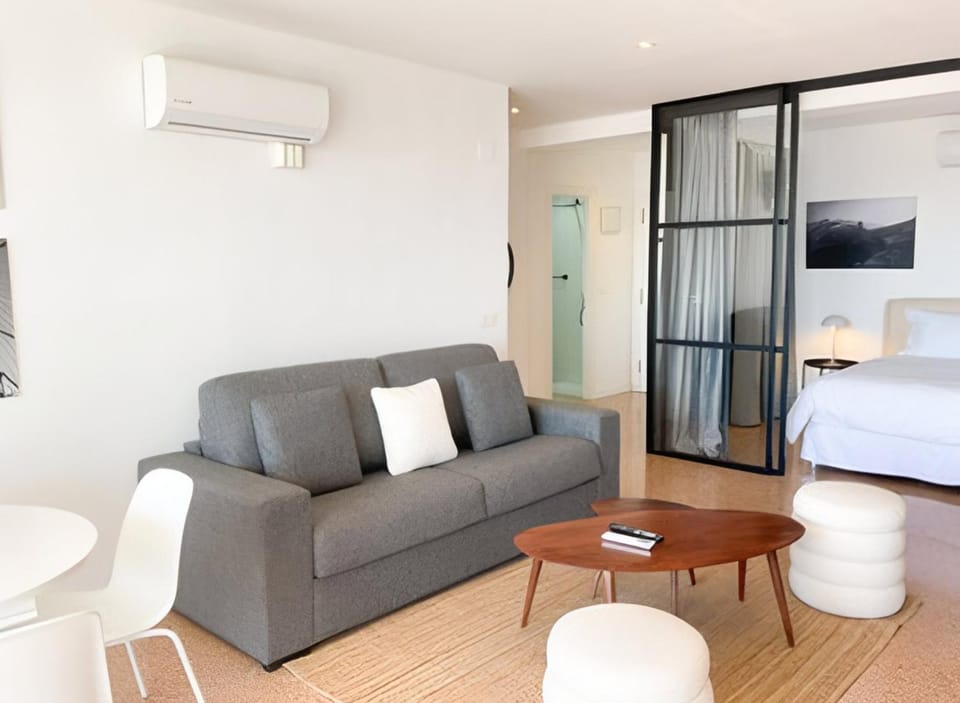 Bed, Living room, Seating area, air conditioner