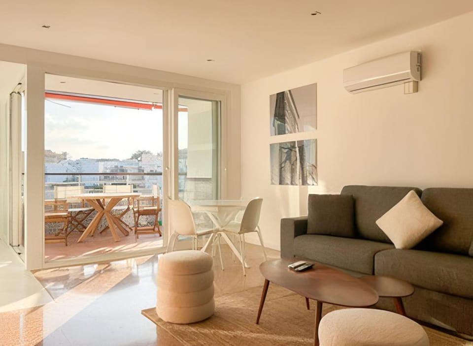 View (from property/room), Balcony/Terrace, Living room, Seating area, Dining area, air conditioner