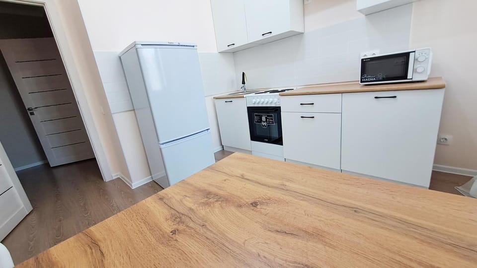 Kitchen or kitchenette, oven, pet friendly, stove