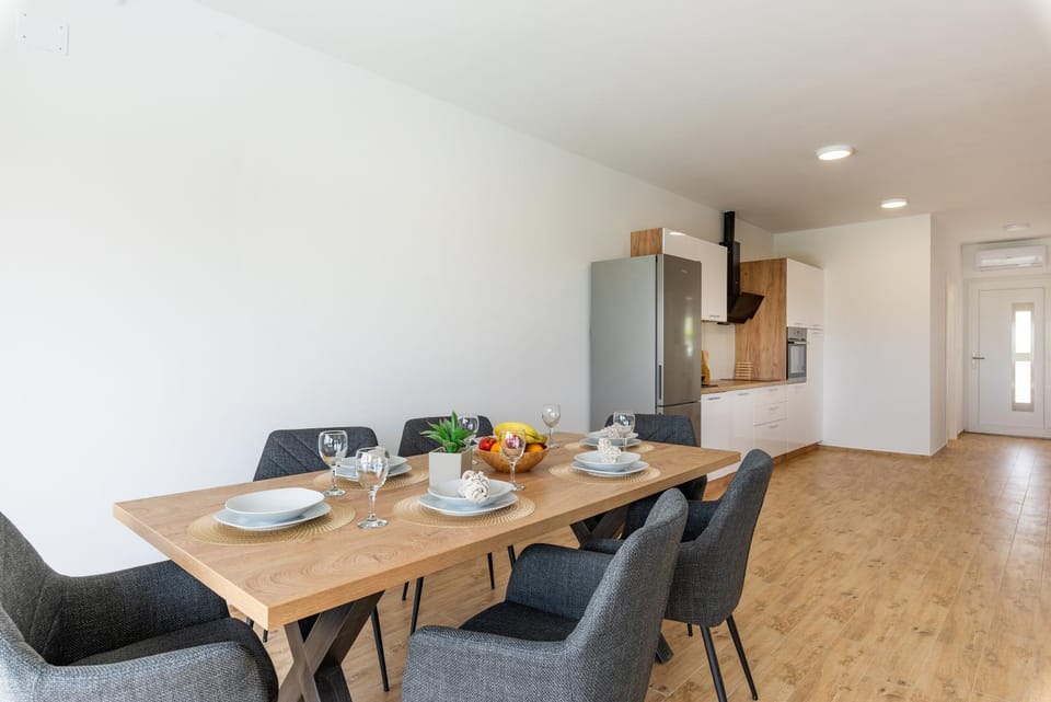 Kitchen or kitchenette, Food and drinks, Seating area, Food, oven