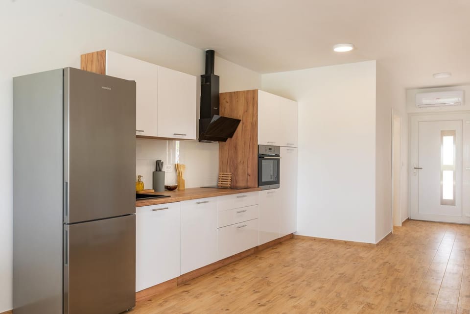 Kitchen or kitchenette, oven