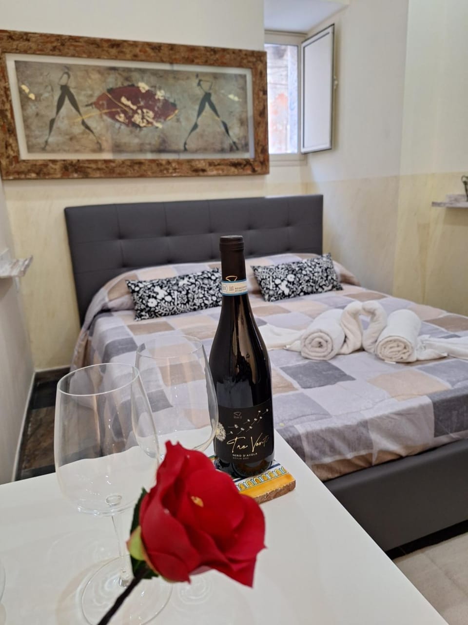 Bed, Bedroom, Drinks, Alcoholic drinks