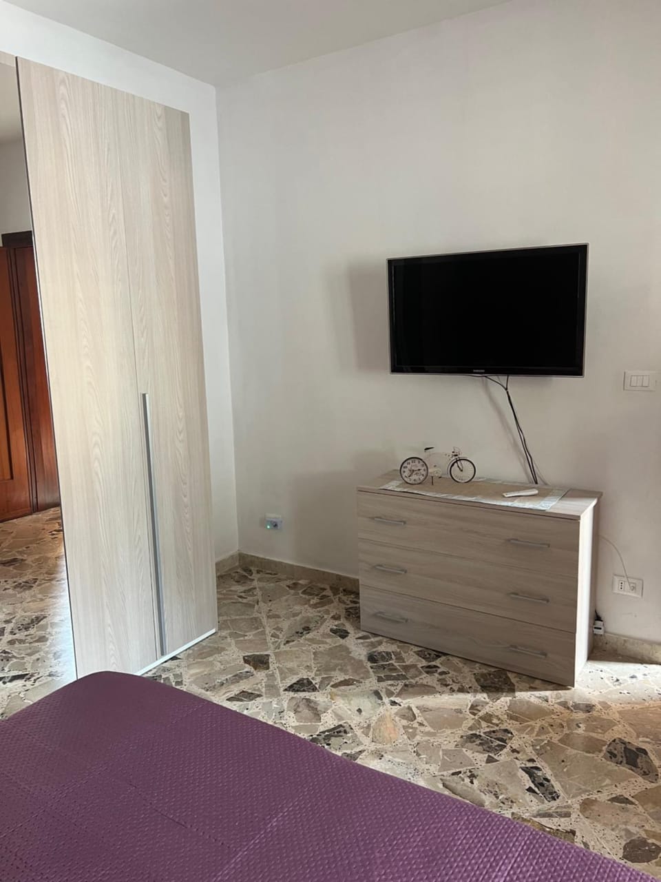 Bed, TV and multimedia, Bedroom, wardrobe