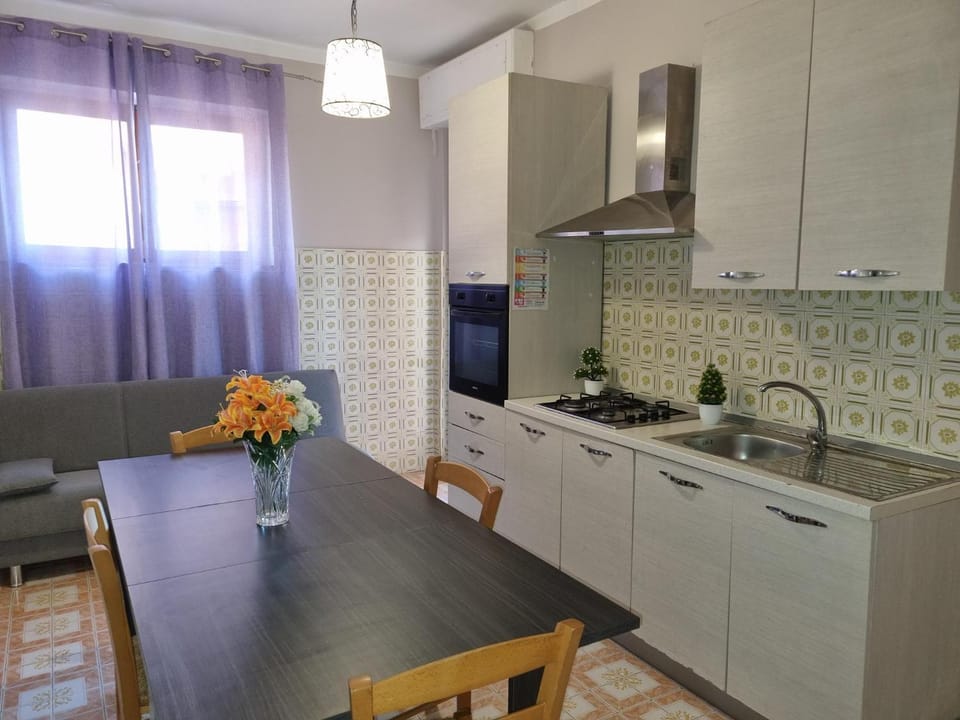 Kitchen or kitchenette, Dining area, oven, stove