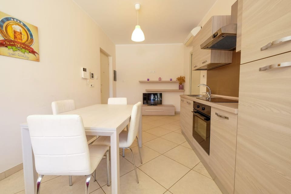 Kitchen or kitchenette, Dining area, oven