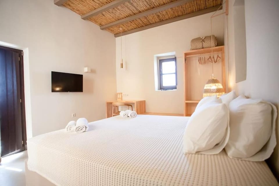 Bed, TV and multimedia, Balcony/Terrace, Bedroom, towels