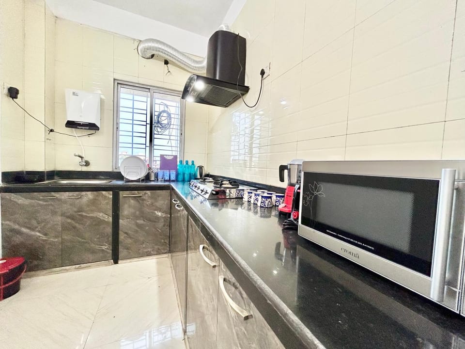 microwave, stove, kitchen