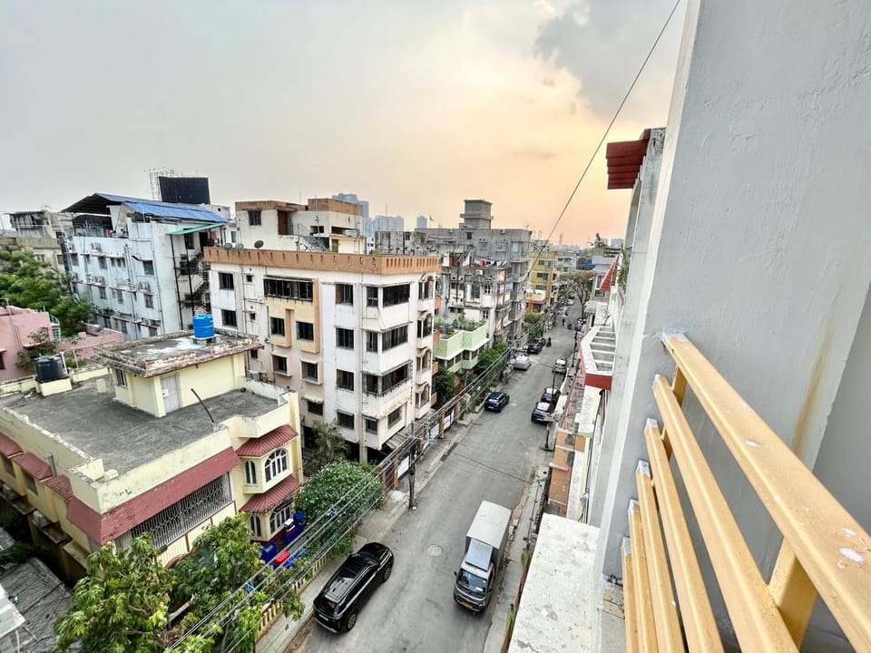 Property building, Day, Neighbourhood, Balcony/Terrace, City view, Street view, Location