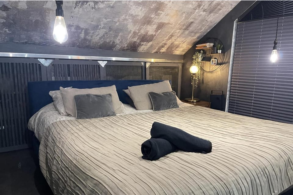 Artsy Retreat - Sleeps 4 Free Parking & Balcony House in London Borough of Croydon