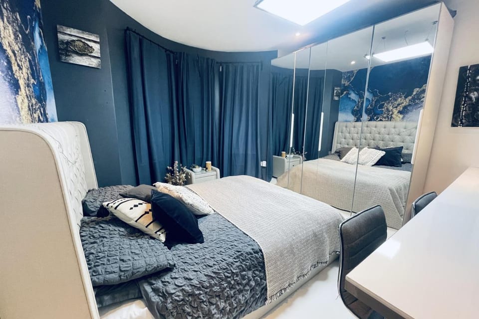 Artsy Retreat - Sleeps 4 Free Parking & Balcony House in London Borough of Croydon