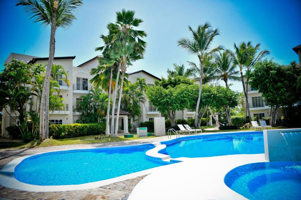 Property building, Off site, Garden, Hot Tub, Balcony/Terrace, Swimming pool