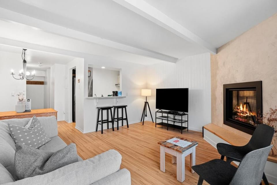 Laurentian Retreat with Views of Mont-Tremblant Apartment in Mont-Tremblant