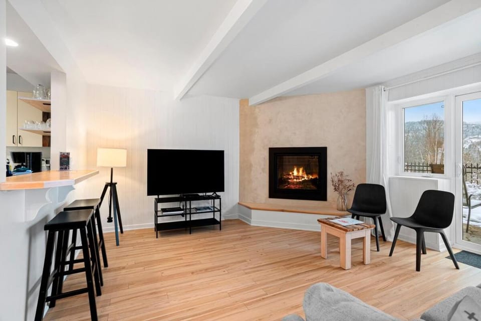 Laurentian Retreat with Views of Mont-Tremblant Apartment in Mont-Tremblant