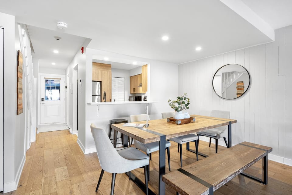 Kitchen or kitchenette, Seating area, Dining area