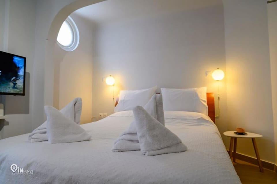 Bed, TV and multimedia, Photo of the whole room, Bedroom, towels