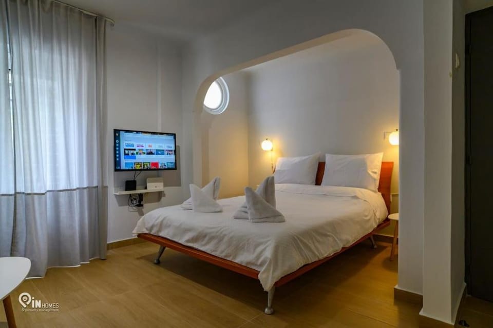 Bed, TV and multimedia, Photo of the whole room, Bedroom, towels