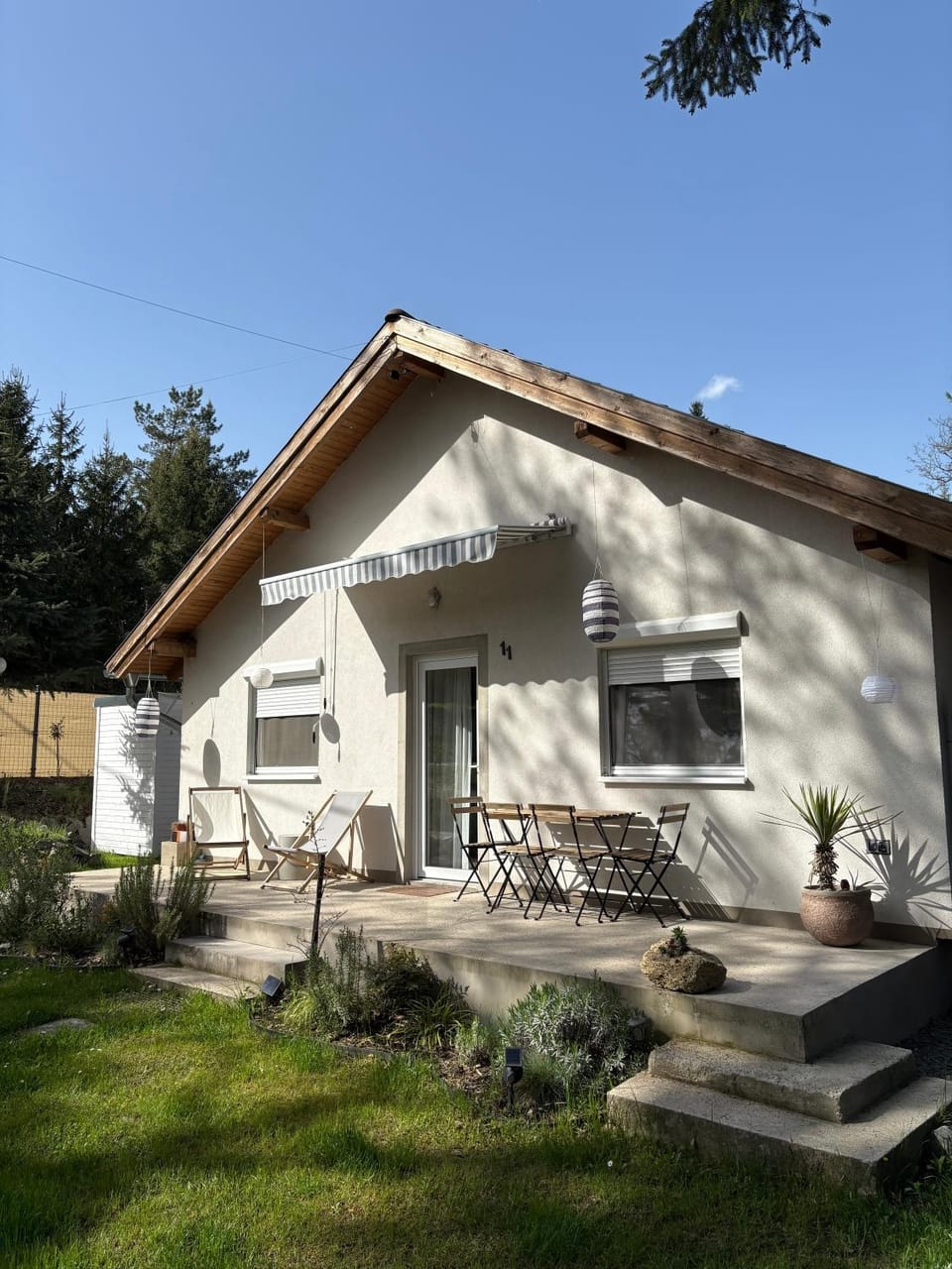 Property building, Facade/entrance, Garden, Balcony/Terrace