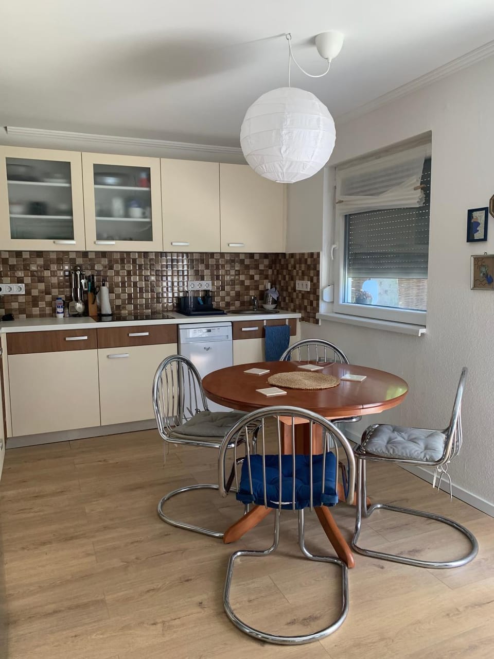 Kitchen or kitchenette, Seating area, Dining area, stove
