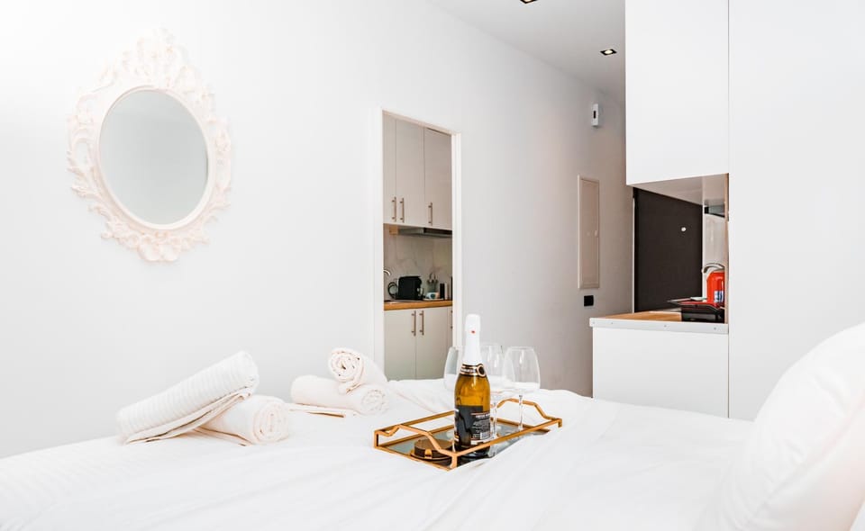 Bed, towels