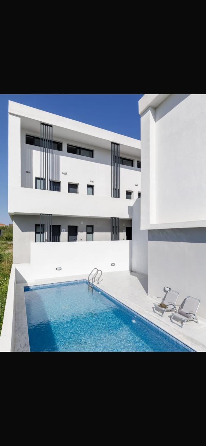 Property building, Day, Pool view, Swimming pool, sunbed