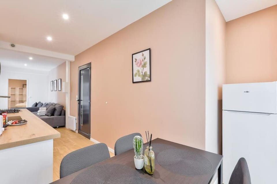 Charme Parisien 6 Personnes, 2 chambres, 19ème Apartment in Paris