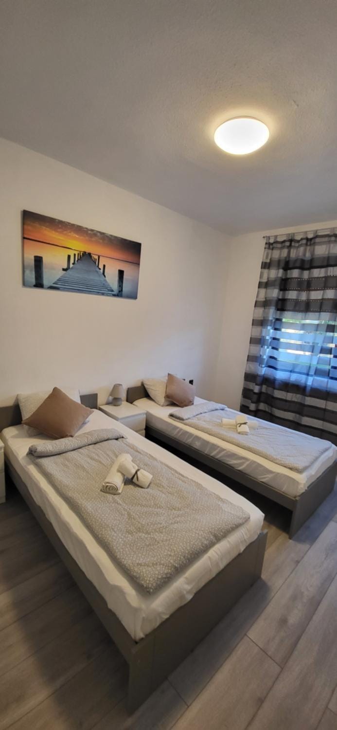 Bed, Bedroom, towels