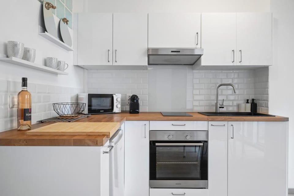 Coffee/tea facilities, Kitchen or kitchenette, oven, stove, toaster