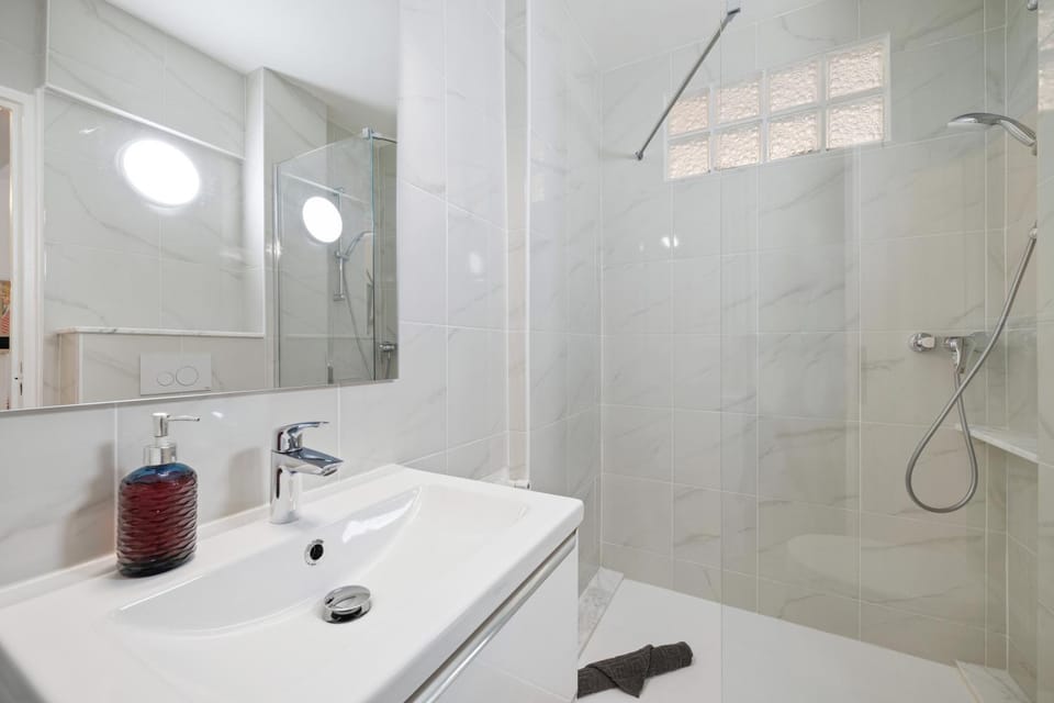 Shower, Bathroom, towels