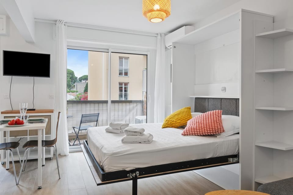 Bed, TV and multimedia, Photo of the whole room, Seating area, Dining area, Bedroom, towels, air conditioner