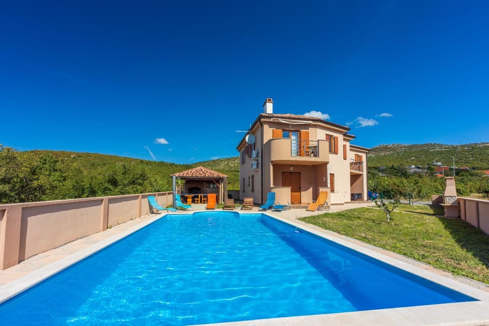 Property building, Day, Swimming pool