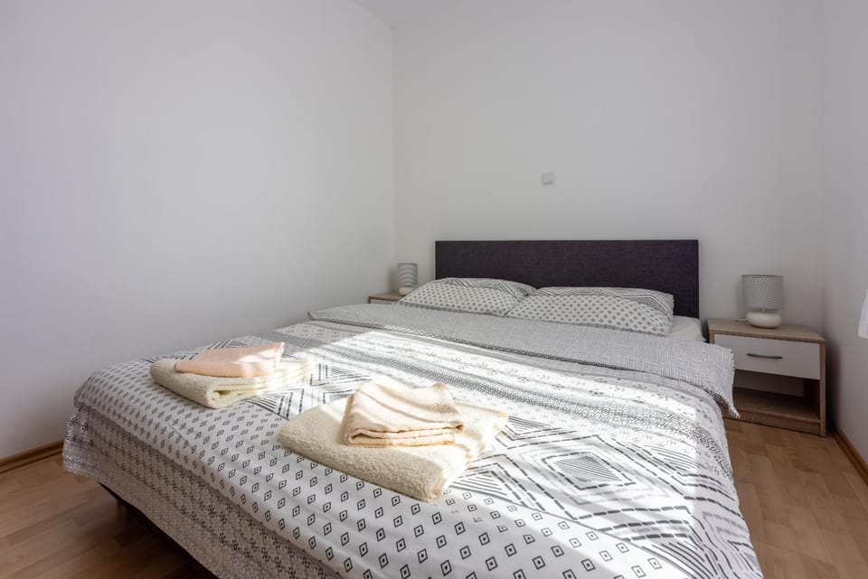Bed, Bedroom, towels