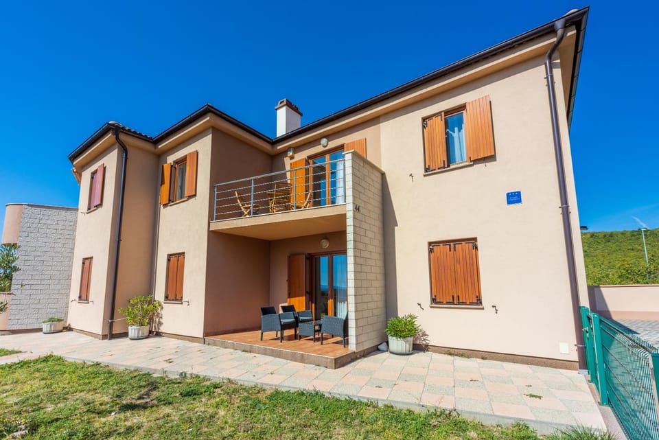 Property building, Day, Balcony/Terrace