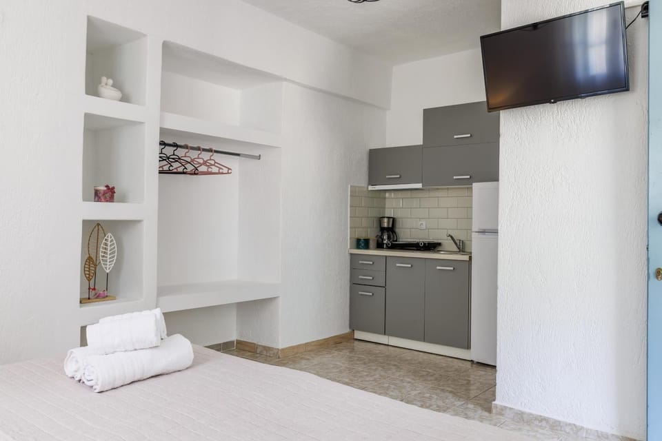 TV and multimedia, Kitchen or kitchenette, Photo of the whole room